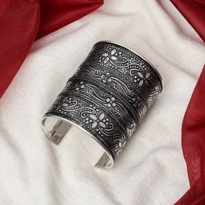Bracelets Teejh Teejh Yashodhara Silver Oxidised Cuff Bracelet